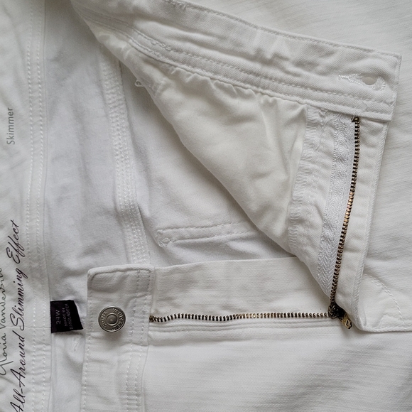 Gloria Vanderbilt White Capris !!! - Picture 6 of 10